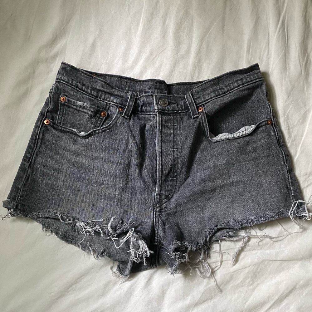 Levi’s 501 Raw Hem Grey Jean Shorts Sz 30